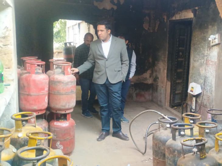 Major action taken against illegal gas refilling in Jaipur | जयपुर में अवैध गैस रिफिलिंग पर बड़ी कार्रवाई: 235 से अधिक सिलेंडर, इलेक्ट्रिक कांटा जब्त; जिला रसद अधिकारी की टीम ने की कार्रवाई – Jaipur News