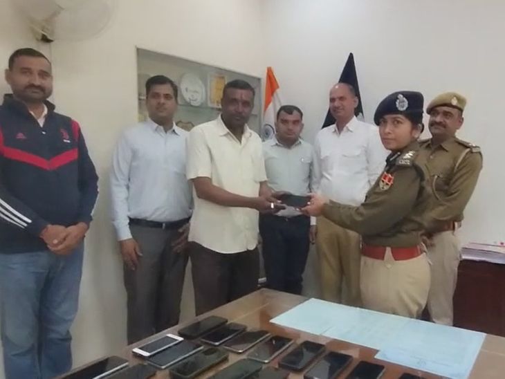 Rajsamand police recovered 51 mobile phones. | राजसमंद पुलिस ने बरामद किए 51 मोबाइल: एसपी ने की अपील, बोलीं- मोबाइल खोने पर CEIR पोर्टल पर दर्ज कराए ऑनलाइन रिपोर्ट – rajsamand (kankroli) News