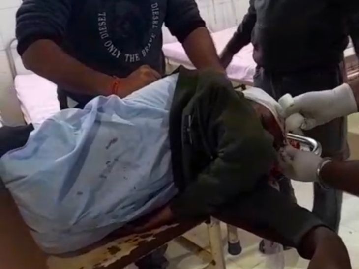 सड़क हादसे में बाइक सवार युवक घायल:  शादी के कार्ड बांटकर लौट रहा था, गंभीर हालत में भरतपुर रेफर – Deeg News