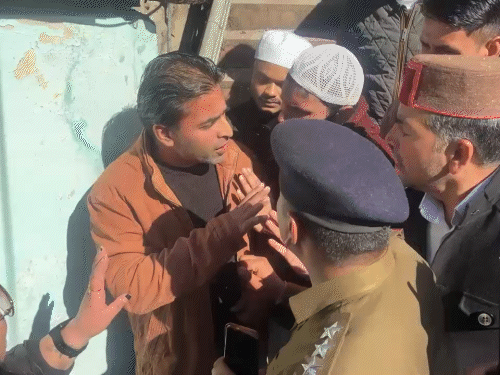 Women stopped Muslim Friday prayer | Sanjauli Mosque | Masjid | Shimla | Himachal | शिमला संजौली मस्जिद में बाहरी मुस्लिमों की एंट्री रोकी: महिलाओं ने लौटाया जत्था, तनाव पर पुलिस तैनात, 16 साल पुराने विवाद से जुड़ा मामला – Shimla News