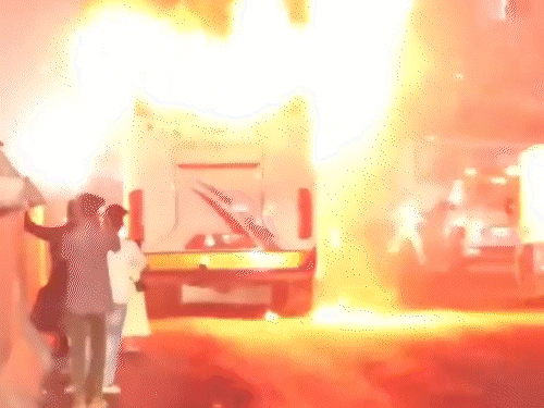 बांग्लादेश में शेख हसीना पर फैसले से पहले हिंसा भड़की:एक दिन में 32 धमाके, दर्जनों बसों को आग लगाई; ढाका में 400 पैरामिलिट्री सैनिक तैनात