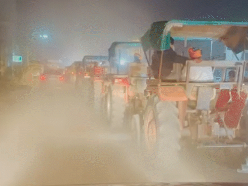 A unique view of connection with agriculture was seen in Nagaur. | 100 से ज्यादा ट्रैक्टर के साथ निकली इंजीनियर की बारात: शादी को यादगार बनाने के लिए किसान भाई ने दिया आइडिया; 7KM की दूरी तय की – Nagaur News