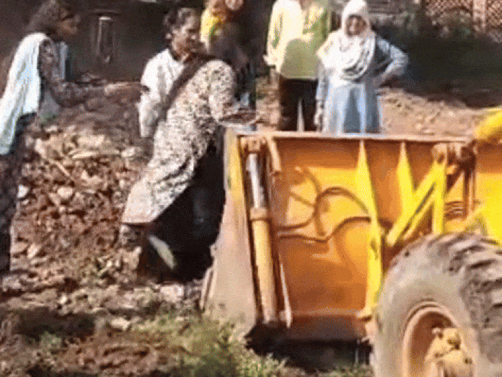 Encroachment of 10 people removed in Garoth | गरोठ में अतिक्रमण हटाने ...