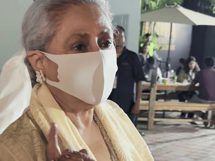 पैपराजी पर फिर भड़कीं जया बच्चन:सरेआम फटकारते हुए कहा- बदतमीजी मत करो, चुप रहो और फोटो लो, खत्म; डिजाइनर अबू जानी के शो में पहुंची थीं