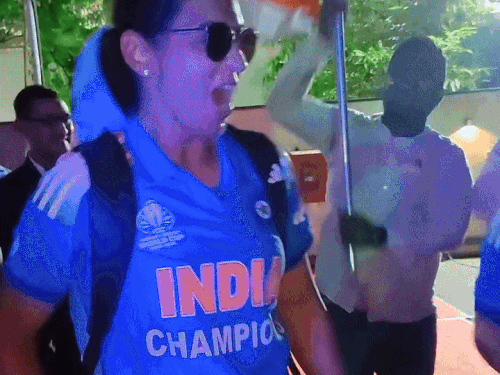 विमेंस क्रिकेट प्लेयर्स को नचाने वाला पंजाबी लड़का तेजबीर,VIDEO:  वर्ल्ड कप जीतने पर हरमनप्रीत-हरलीन ने किया भंगड़ा, कैप्टन का ऐसा फैन, नाम में हरमन जोड़ा – Ludhiana News