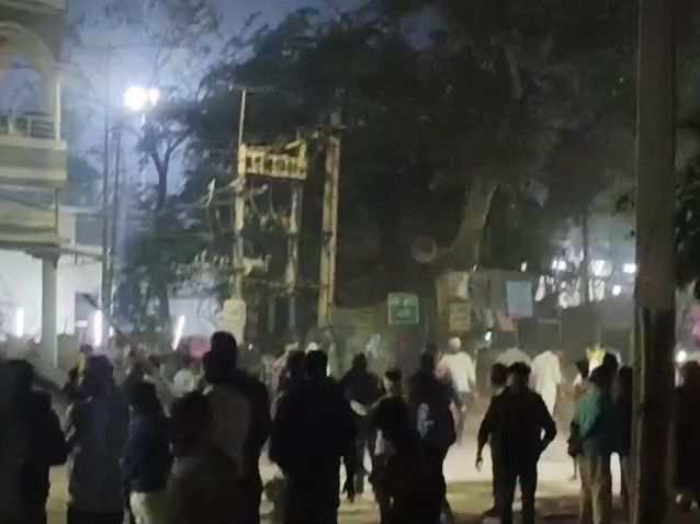 रामगढ़ मतगणना में देरी होने पर समर्थकों-प्रशासन में झड़प:  आक्रोशित लोगों ने गाड़ी फूंकी, 3 पुलिसकर्मी घायल; 3 घंटे के बाद अंतिम राउंड की हुई गिनती – Kaimur News