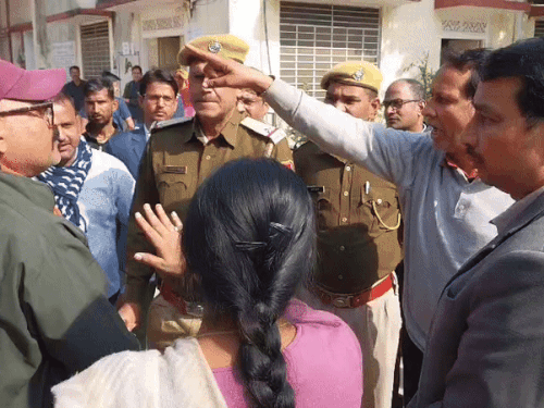 Negligence in talent search examination came to light in Sawai Madhopur | सवाई माधोपुर में प्रतिभा खोज परीक्षा में लापरवाही का आरोप: पेपर‌ और OMR शीट समय पर नहीं मिलने पर पेरेंट्स ने किया हंगामा – Sawai Madhopur News