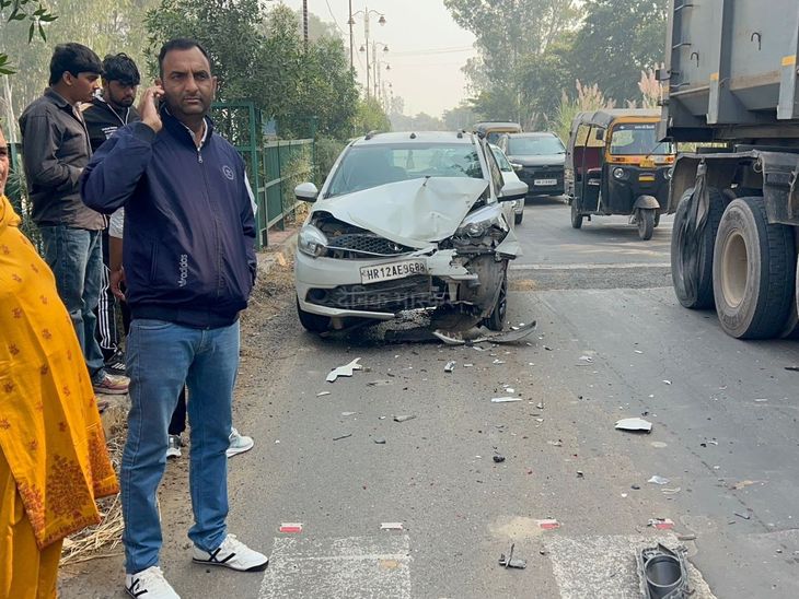 स्पीड ब्रेकर न दिखने से 2 कारें भिड़ी​​​​​​​:  हांसी में न सफेद पट्टी और न चेतावनी बोर्ड लगाया; लोग बोले-आए दिन हादसे हो रहे – Hansi News