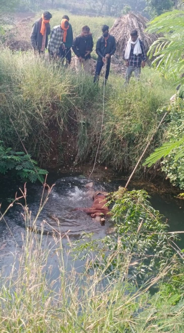 The old man slipped and died after drowning in a well.