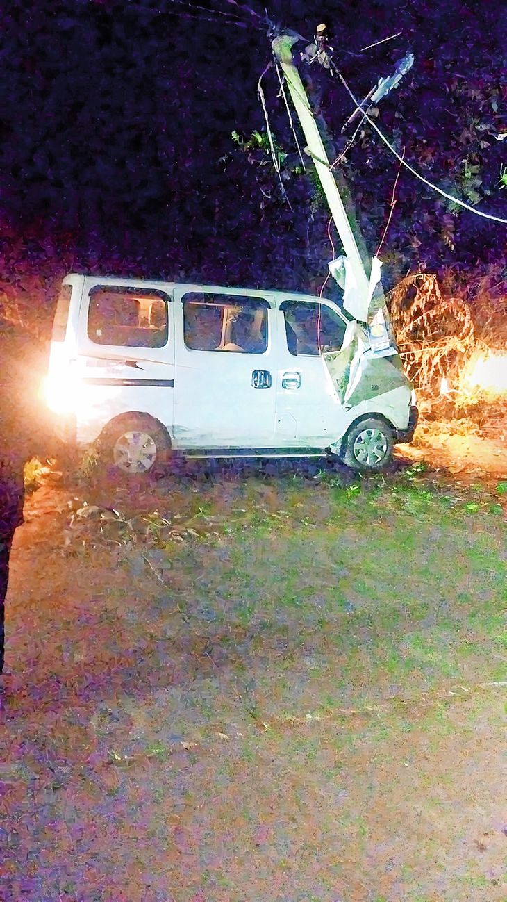 While trying to avoid Nandi, the uncontrolled car hit a pole. | नंदी से ...
