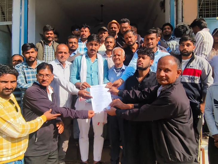 Demonstration of rural postal workers in Dungarpur | डूंगरपुर में ग्रामीण डाक सेवकों का प्रदर्शन: सिविल कर्मचारी का दर्जा व 8वें वेतनमान की मांग – Dungarpur News