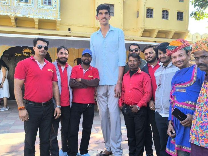 Tallest man Karan Singh reaches Jaipur Wax Museum | सबसे लंबे कद वाले करण सिंह पहुंचे जयपुर वैक्स म्यूजियम: महाराणा प्रताप की प्रतिमा और शीश महल को देखकर हुए प्रभावित, मेरठ से अपने दोस्तों के साथ आए जयपुर – Jaipur News