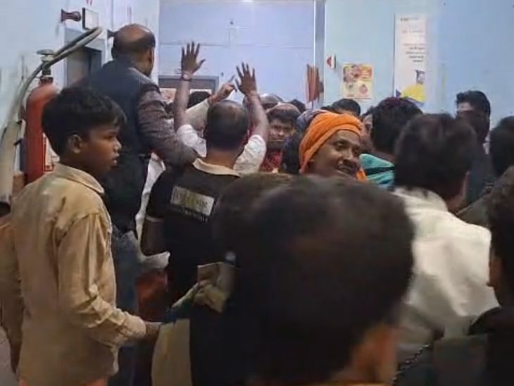 बेतिया में कार ने बारातियों को रौंदा, 2 की मौत:  नाश्ता के बाद सड़क पार कर रहे थे, 15 से अधिक घायल; अस्पताल में हंगामा – Bettiah (West Champaran) News