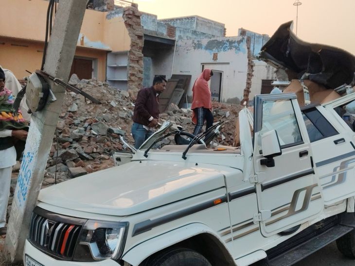 Bolero collided with an electric pole in Sadulpur
