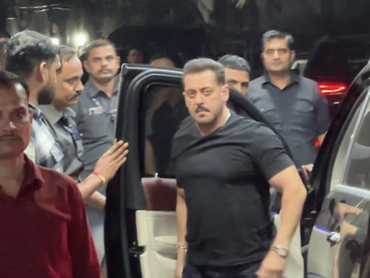 सलीम खान-सलमा की 61वीं सालगिरह का सेलिब्रेशन:सलमान खान टाइट सिक्योरिटी में पहुंचे, हेलन भी शामिल हुईं, सोहेल के घर में रखी गई थी पार्टी