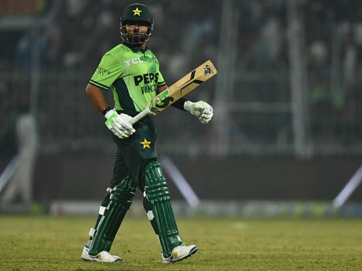 बाबर आजम पर क्यों लगा ICC का जुर्माना? मैदान पर खिलाड़ी के आचरण पर उठे सवाल! Babar Azam Fined By Icc news image