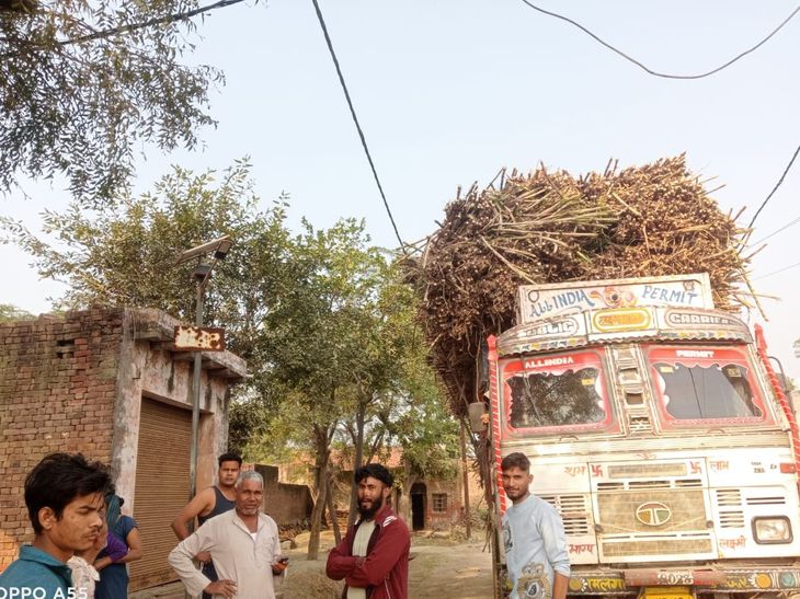 A truck loaded with sugarcane collided with an electric wire.