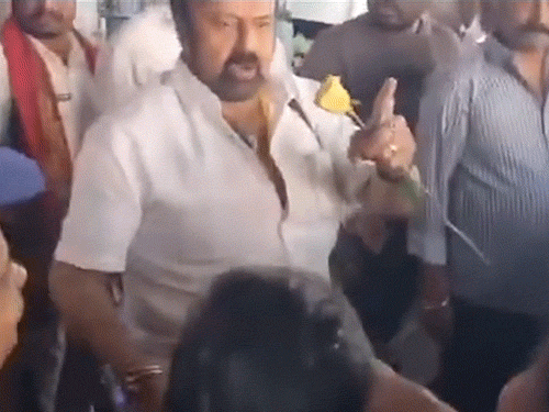 फिर विवादों में घिरे तेलुगु एक्टर नंदमुरी बालकृष्ण:फिल्म प्रमोशन के दौरान फैन पर भड़के, उंगली दिखाकर बोले- उसे मेरे पास मत आने दो