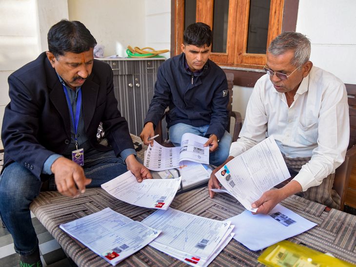 चुनाव आयोग बोला- SIR में चूक पर अधिकारी जिम्मेदार होंगे:  दिसंबर तक डेडलाइन, दबाव से परेशान BLO; राजस्थान-MP और केरल में 3 सुसाइड कर चुके