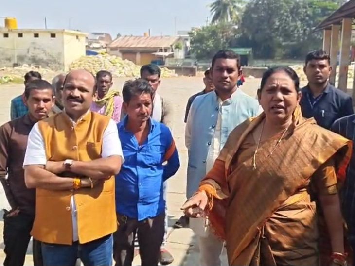 MLA Savitri Madavi inspected the paddy procurement center.