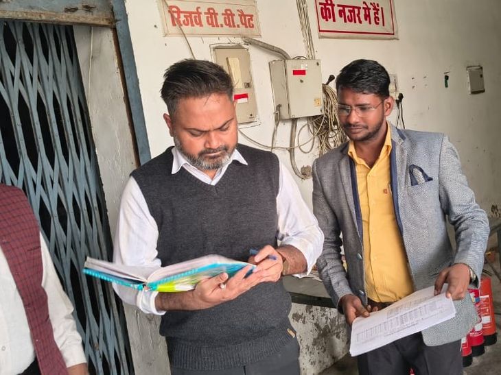 Kushinagar DM conducts surprise inspection of EVM-VVPAT warehouse