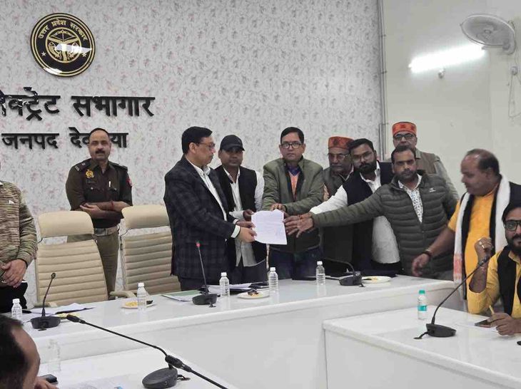 Bhatpar Rani Business Board gave a leaflet | भाटपार रानी व्यापार मंडल ...