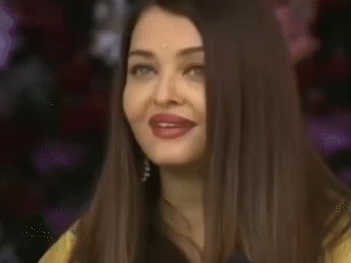 ऐश्वर्या राय ने PM मोदी के पैर छूकर आशीर्वाद लिया:सत्य साईं बाबा की जन्म शताब्दी में शामिल हुईं, मानवता को बताया सबसे बड़ी जाति