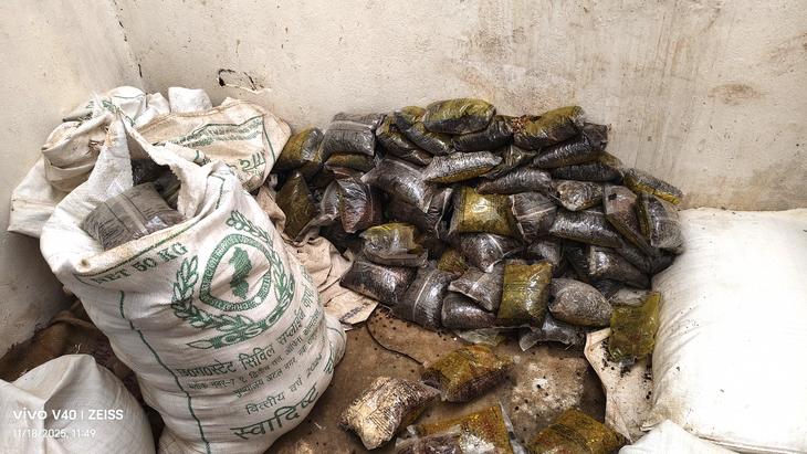 Rotten gram and bad rice are being distributed in the ration shop.