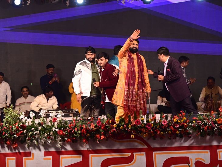 Samar Singh and Shilpi Raj performed at the Mahadeva Festival.