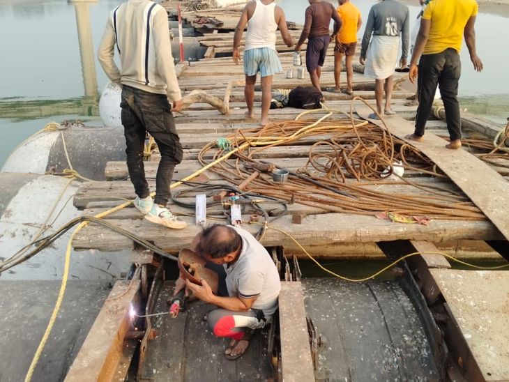 Construction of bridge at Pinahat-Usaith Ghat in Ambah