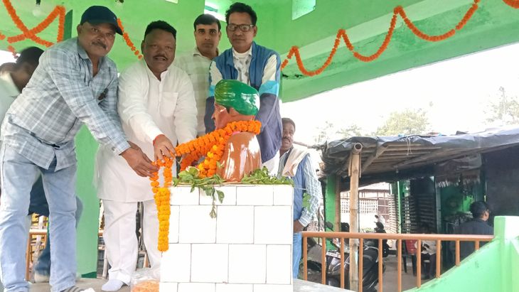 Death anniversary of former chief Phoolchand Soren celebrated | पूर्व ...