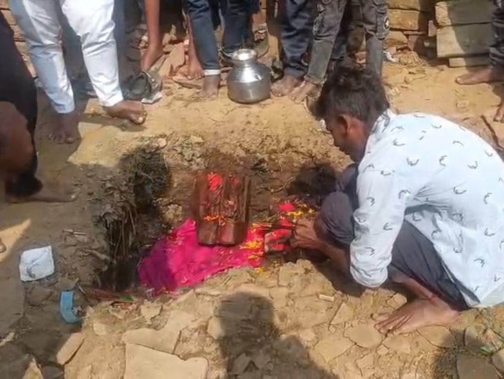 Statues unearthed during excavation of mosque grounds in Papat | मस्जिद की जमीन पर खुदाई में निकली राम-सीता की मूर्तियां: सागर में 200 साल पहले दी थी जमीन, लोगों ने की पूजा, निर्माण कार्य रोका – Sagar News