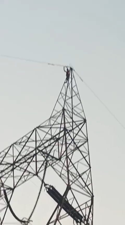 A young man climbed a high-tension tower to get a new mobile phone, and ...