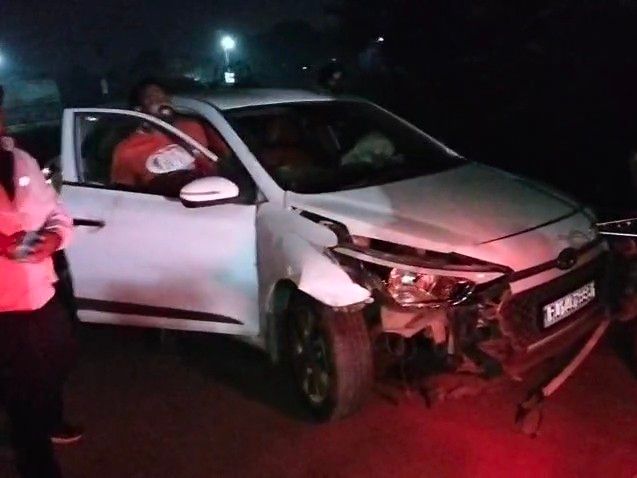 The uncontrolled car broke the divider and hit an electric pole.