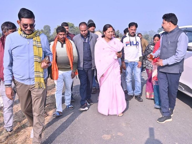 Minister Laxmi Rajwade reprimanded the PWD SDO.