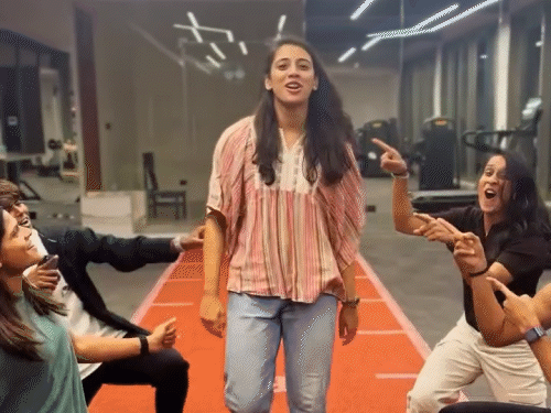 स्मृति मंधाना ने मजेदार अंदाज में अपनी सगाई की पुष्टि की: उन्होंने शादी से पहले अपने साथियों के साथ ‘समझो हो ही गया’ गाने पर डांस किया.