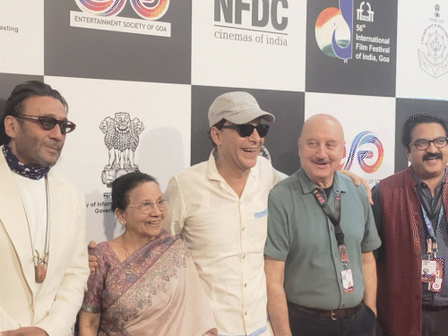 IFFI 2025:1942 अ लव स्टोरी की स्पेशल स्क्रीनिंग:अनुपम खेर बोले- 32 साल बाद हमें ये मौका मिला, विधु विनोद चोपड़ा ने कहा- प्यार हमेशा रहेगा