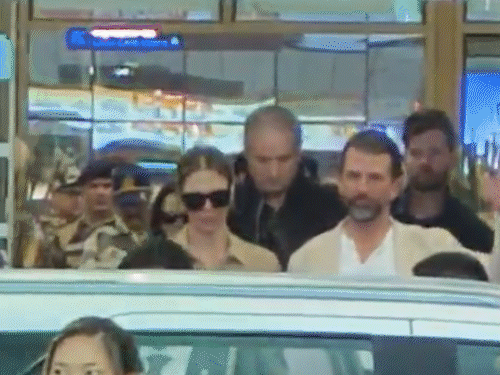 Udaipur Royal Wedding Guest Photos; Donald Trump Jr | Madhuri Dixit Kriti Sanon | उदयपुर पहुंचे डोनाल्ड ट्रम्प के बेटे: एयरपोर्ट के बाहर कार में बैठने के बाद फिर उतरे; अमेरिकी अरबपति की बेटी की शादी में होंगे शामिल – Udaipur News