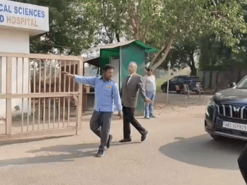 अल-फलाह यूनिवर्सिटी की VC-स्टूडेंट्स में तीखी नोकझोंक:स्टूडेंट बोले- यूनिवर्सिटी का नाम बदलें, बदनामी हो रही; आतंकी मॉड्यूल का अड्डा बनी- INA NEWS