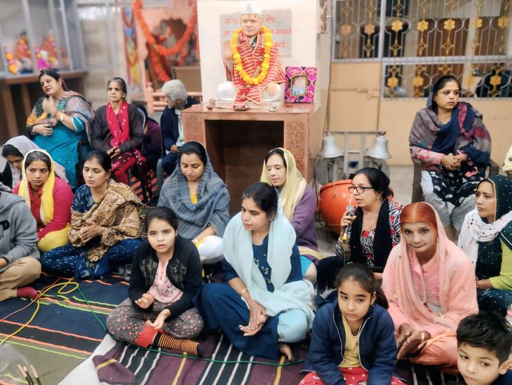 Sindhi community paid homage to Lord Jhulelal by performing Chhaj and ...