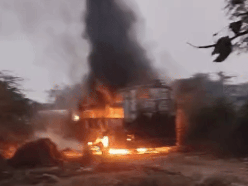 Sleeper bus catches fire in Rajakheda, VIDEO | राजाखेड़ा में स्लीपर बस ...