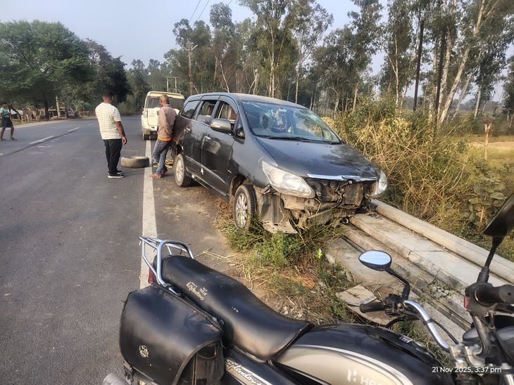 A speeding car collided with an electric pole, damaging the vehicle ...