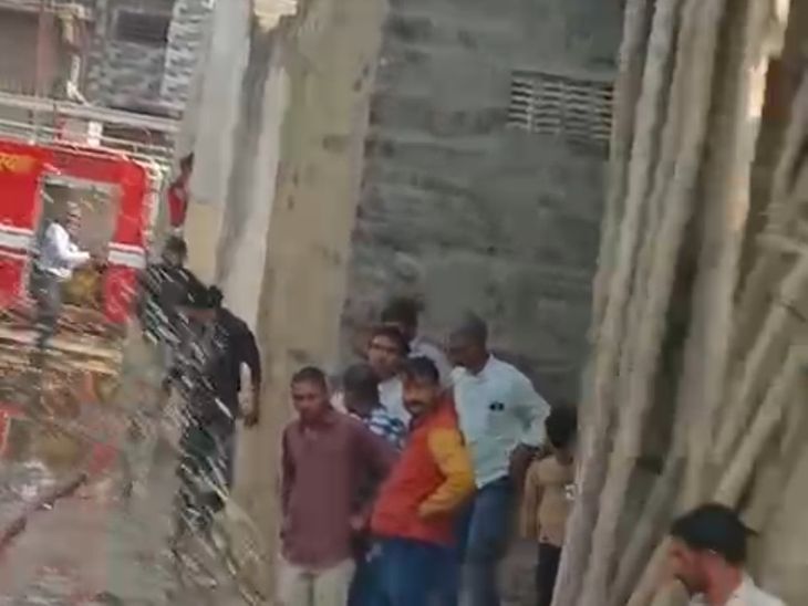 Fire broke out in a tent warehouse in Sareri village of Asind.