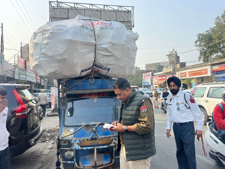 17 challans issued for triple riding and black film | ट्रिपल राइडिंग ...