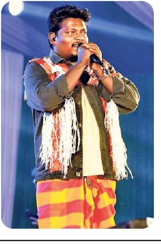 Messages come... Bollywood singers Roop Kumar and Sonali Rathore kept ...