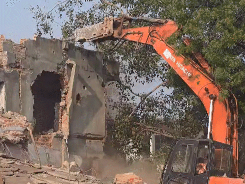 अहमदाबाद में 925 अवैध निर्माण पर चला बुलडोजर:  एक हजार से ज्यादा लोग हुए बेघर, लोगों ने तालाब पर भी कर लिया था निर्माण