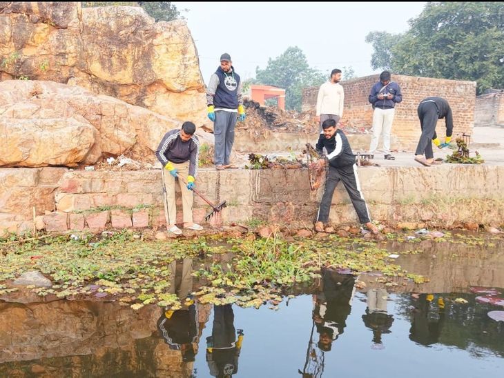 Children also joined the Talbehat Mansarovar pond conservation campaign