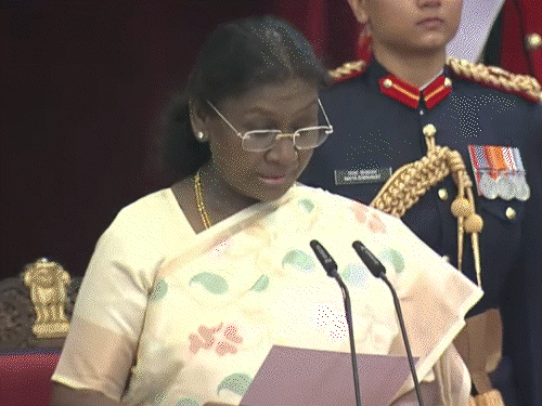 CJI Surya Kant Oath Ceremony Photos Update; BR Gavai | Supreme Court Chief  Justice | देश के 53वें CJI बने जस्टिस सूर्यकांत: शपथ के बाद भाई-बहन के पैर  छुए, पूर्व CJI गवई