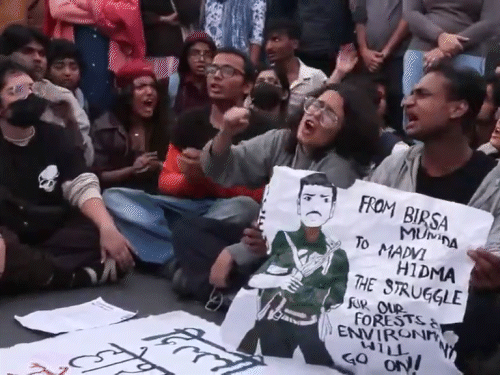 दिल्ली वायु प्रदूषण- प्रदर्शनकारियों ने हिड़मा के पोस्टर लहराए:उसे पर्यावरण रखवाला बताया; 18 नवंबर को एनकाउंटर में मारा गया था देश का मोस्ट वांटेड नक्सली- INA NEWS