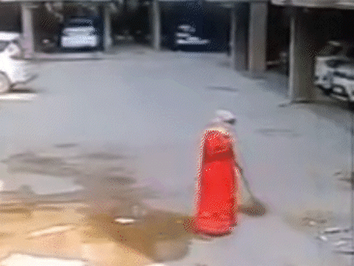 Woman jumps from third floor in Ahmedabad, VIDEO | अहमदाबाद में तीसरी मंजिल से कूदी महिला, VIDEO: तीन साल पहले की थी लव-मैरिज, परिवार में दो साल का बेटा भी Woman jumps from third floor in Ahmedabad, VIDEO | अहमदाबाद में तीसरी मंजिल से कूदी महिला, VIDEO: तीन साल पहले की थी लव-मैरिज, परिवार में दो साल का बेटा भी